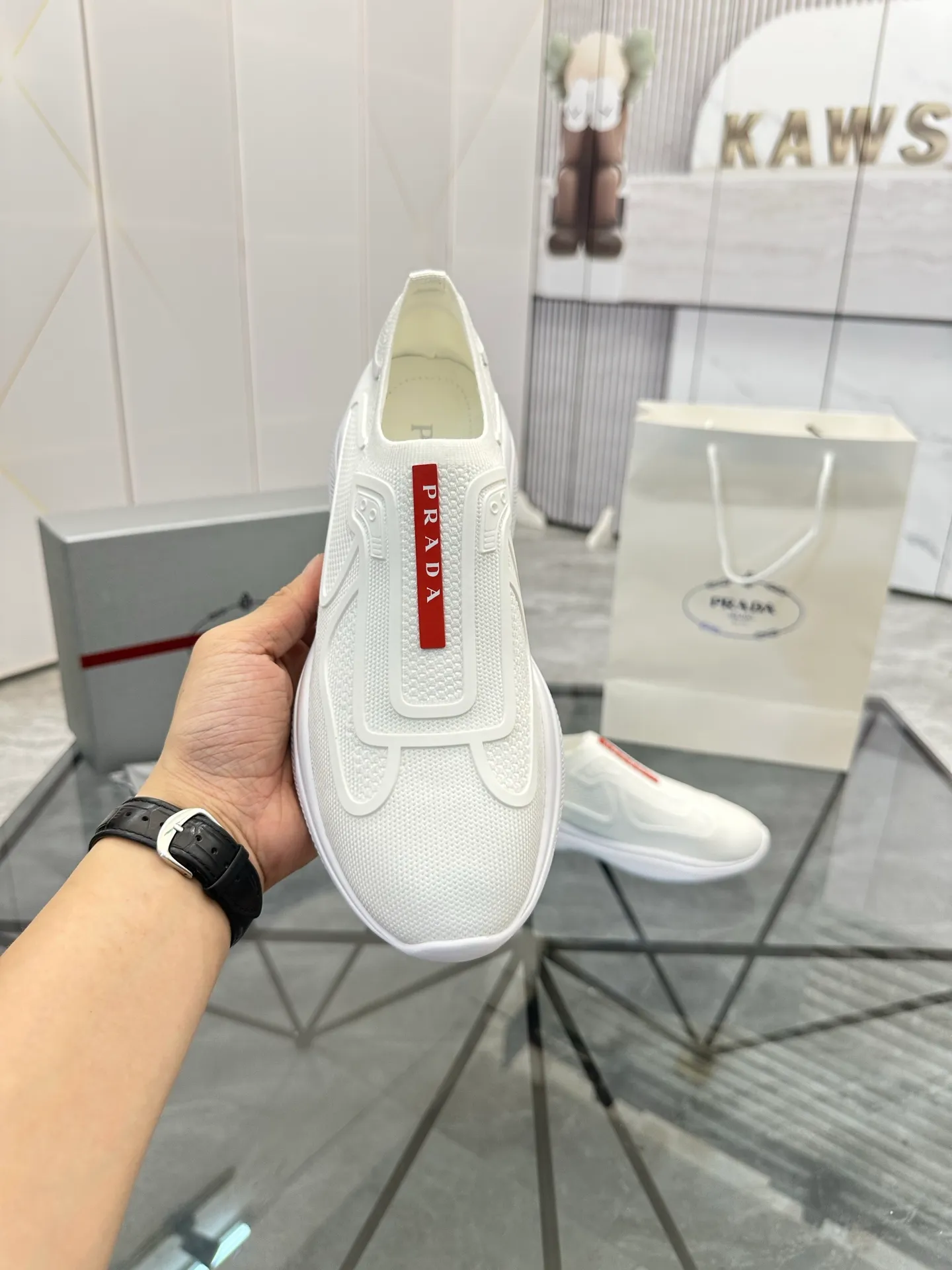 Men's shoes: 💰P460¥ High-end top quality Product trademark: Prada *"Prada*" low-top casual shoes Regular size: 38-45 (can be customized to 46) Product materials: imported original breathable fly knit upper, breathable lining, original outsole. No.: 001